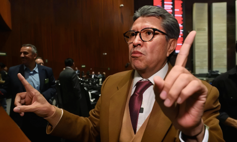 Monreal impulsa ley contra tarjetas de crédito